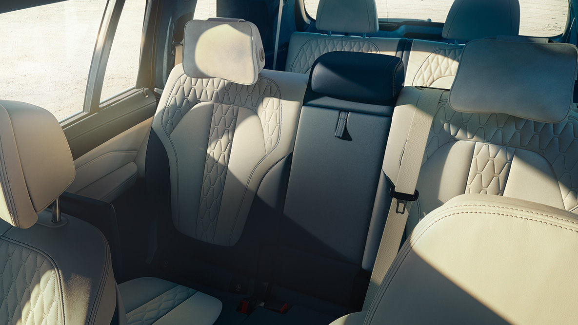 Places assises de la BMW X7 Vue en plongée diagonale sur les sept places de la BMW X7
