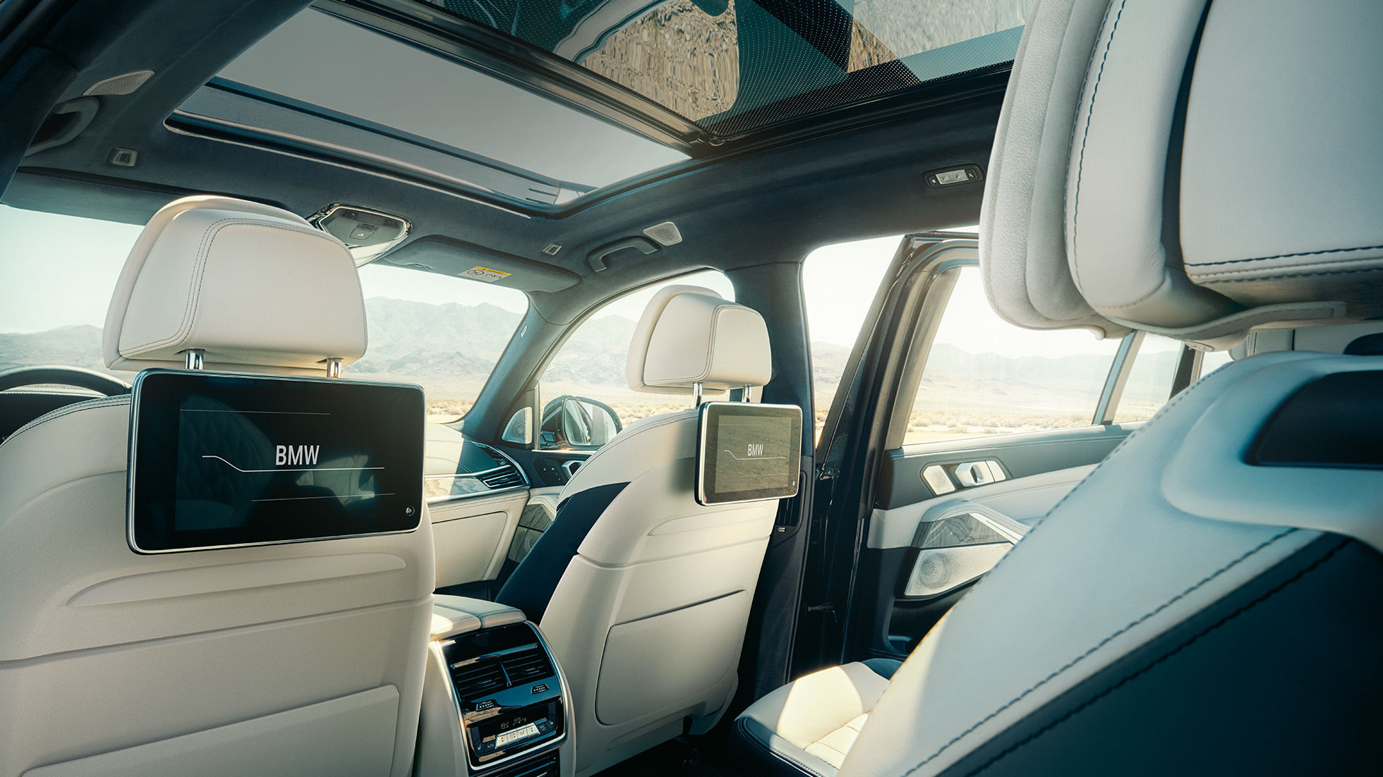 Intérieur de la BMW X7 Intérieur de la BMW X7 : vue en perspective depuis la troisième rangée de sièges