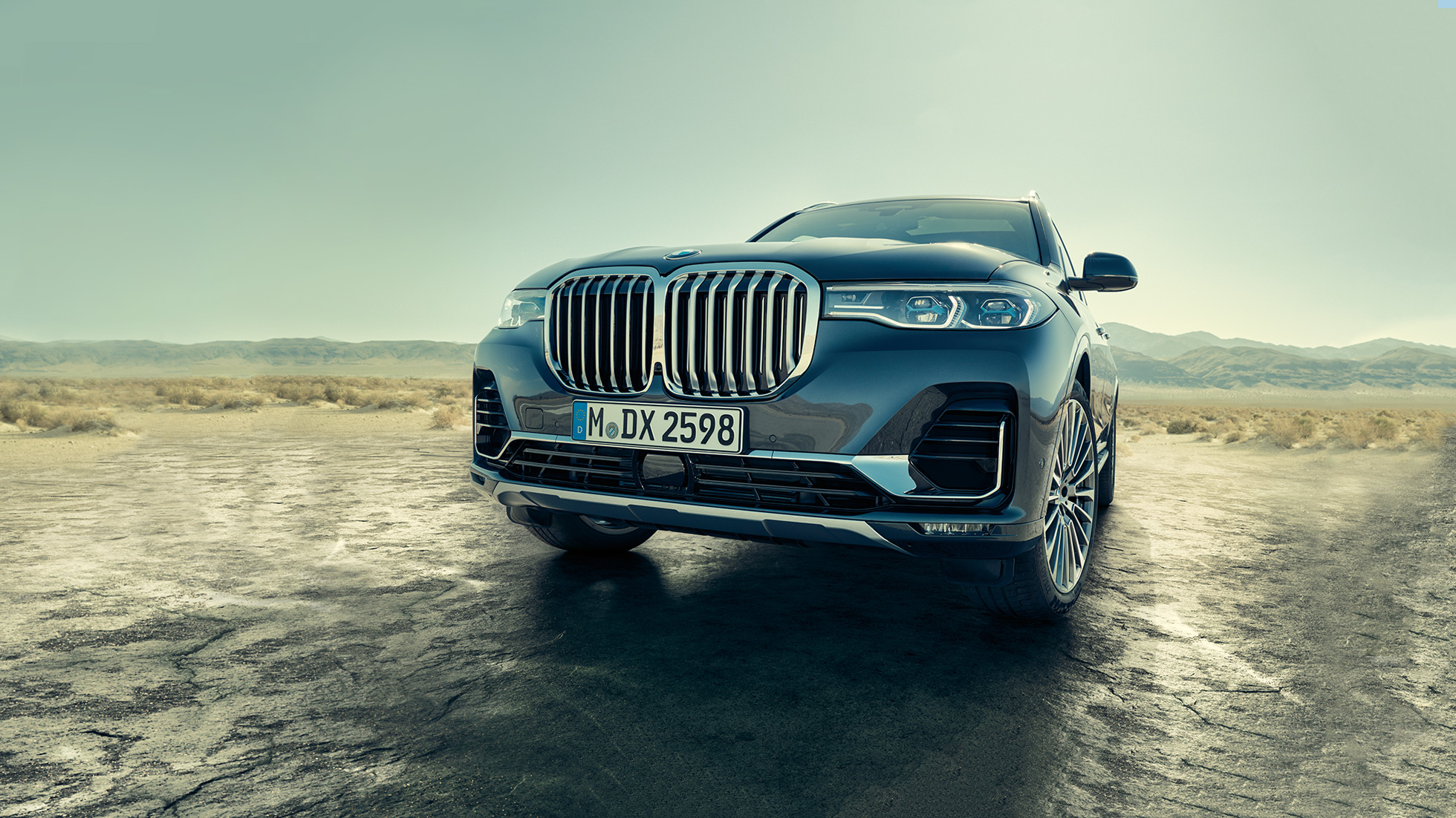 Extérieur de la BMW X7, vue diagonale en contre-plongée Extérieur de la BMW X7 : vue diagonale en contre-plongée de l’avant