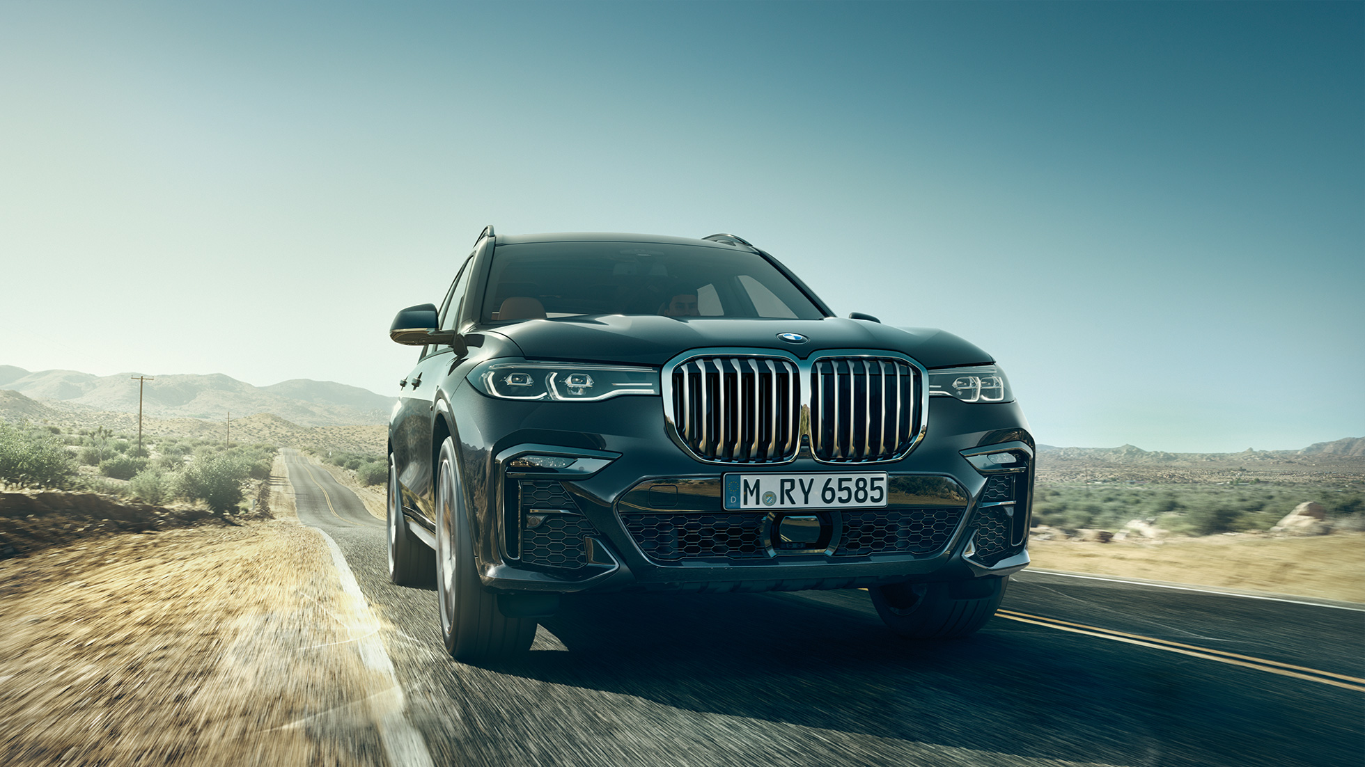 Avant de la BMW X7 BMW X7 en Arktikgrau, extérieur, avant en vue rasante, G07 2019