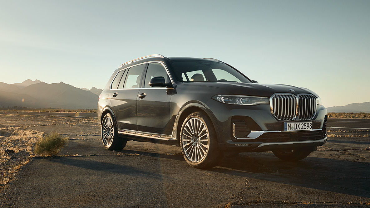Active Comfort Drive Active Comfort Drive : vue de trois quarts avant d’une BMW X7 désert en arrière-plan