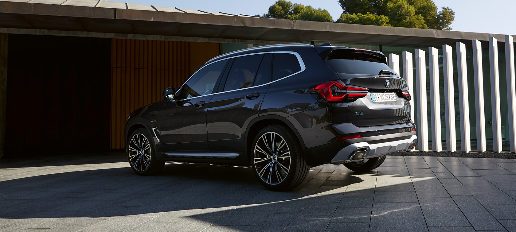 BMW X3 G01 Sophistograu vue de trois quarts avant devant hangar 2021