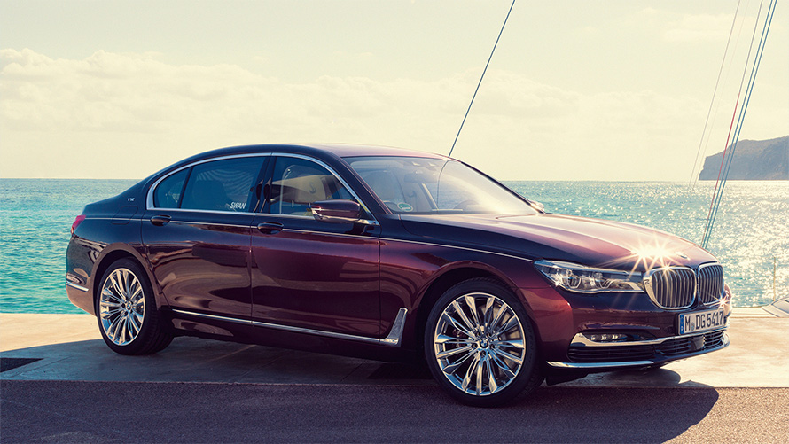 BMW Individual M760Li inspirée par Nautor’s Swan G1 2017 devant un yacht à voile