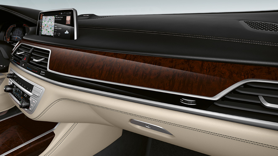 Bois noble BMW Individual Esche Maser Schwarzrot hochglänzend gros plan