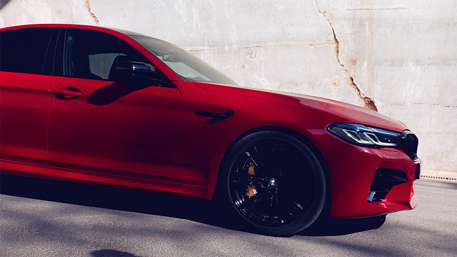 BMW M5 Competition F90 2018 BMW Individual Imola Rot vue de profil en coupe à l’arrêt