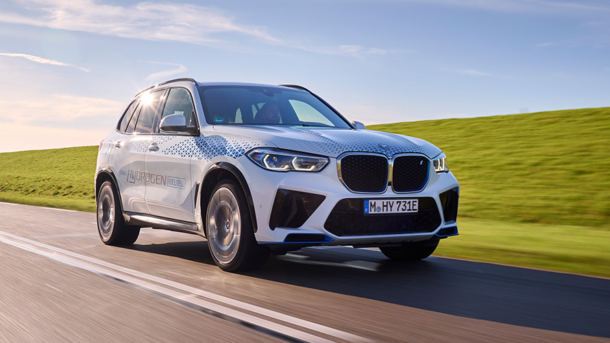 BMW iX5 Hydrogen G05 FCEV Dreiviertel Frontansicht fahrend