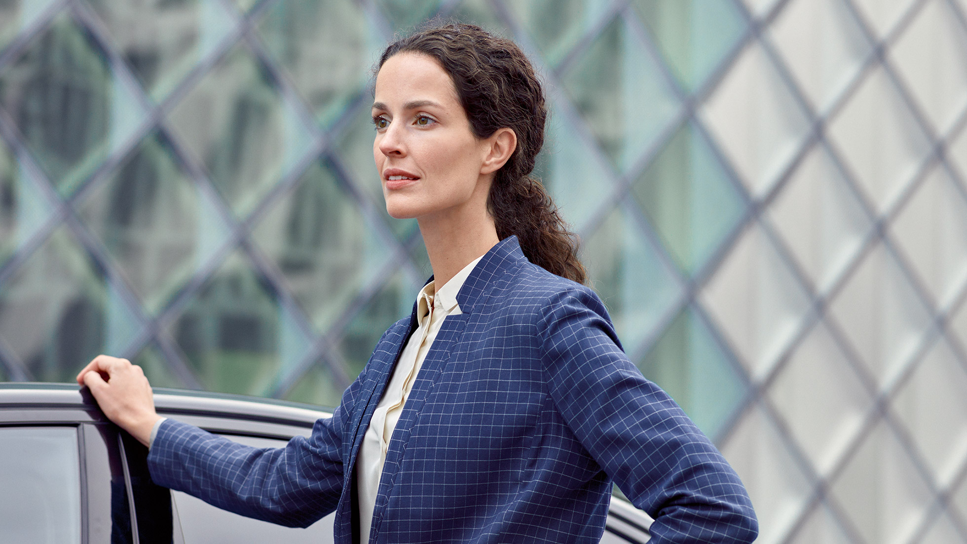 Service Après-vente entreprises BMW, Conduite connectée BMW Conduite connectée BMW : Une femme se tient devant une BMW