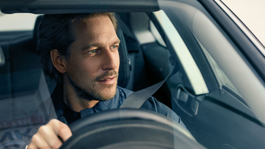 Service tout compris BMW Service tout compris BMW : un homme au volant d’une BMW