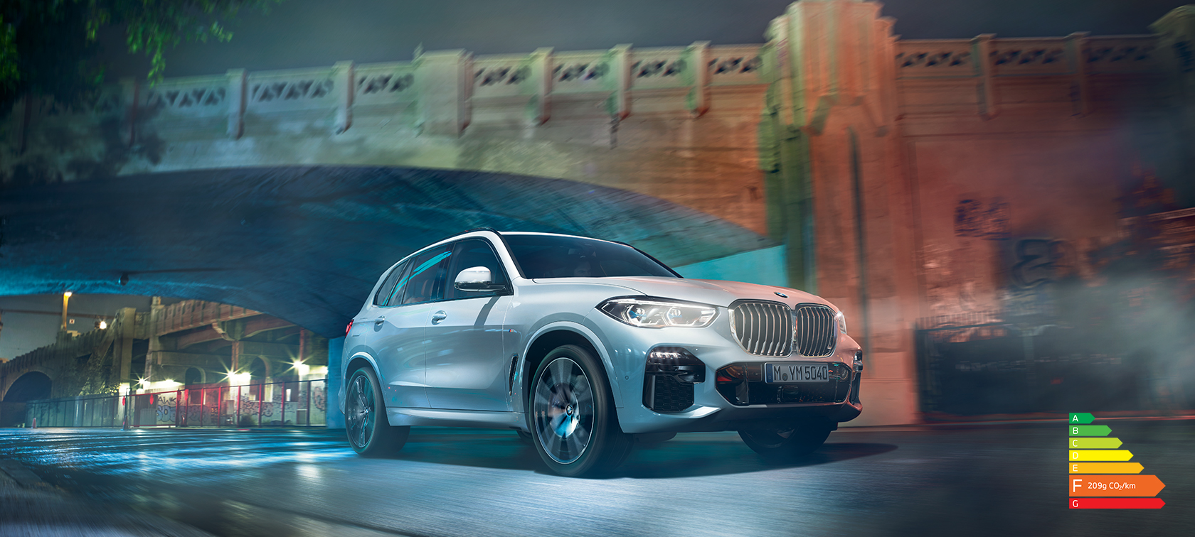 BMW X5, vue de trois quarts arrière, en mouvement BMW X5 G05 2021 en Mineralweiß metallic, vue de trois quarts arrière, en mouvement