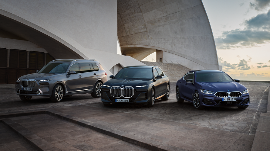 BMW M760Li xDrive Berline G11 G12 2019 Frozen Dark Silver metallic, vue de trois quarts arrière devant un décor urbain