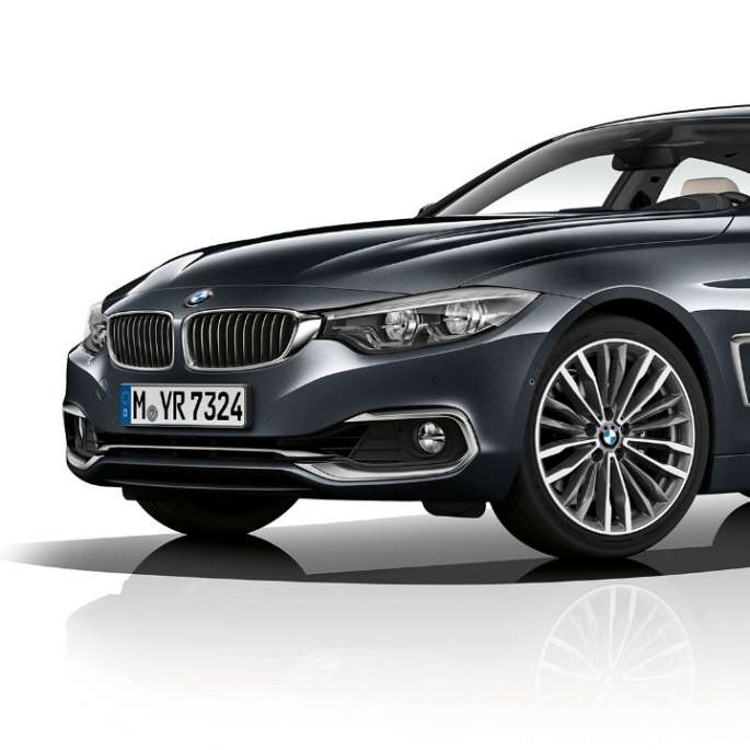 BMW Série 4 Gran Coupé, Modèle Luxury, vue de trois quarts face