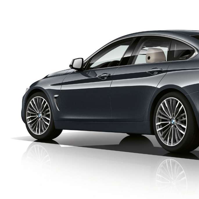 BMW Série 4 Gran Coupé, Modèle Luxury, vue de trois quarts de la poupe